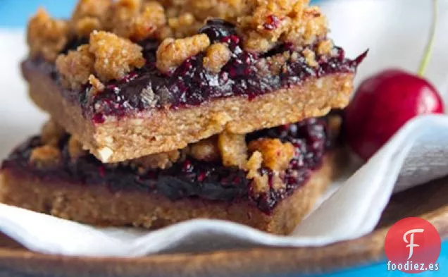 Cuadrados de Crumble de Cereza de Almendra Triple