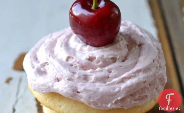 Cupcakes De Vainilla Con Glaseado De Crema De Mantequilla De Cereza