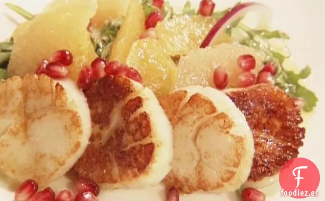 Vieiras Chamuscadas con Ensalada de Cítricos, Rúcula y Granada