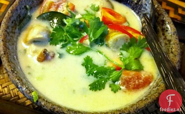 Receta de Sopa de Pollo con Coco Tailandés