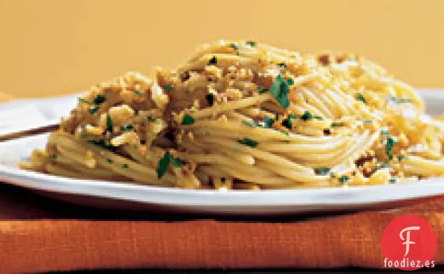 Espaguetis Con Cebolla Caramelizada, Anchoas Y Garli Tostado