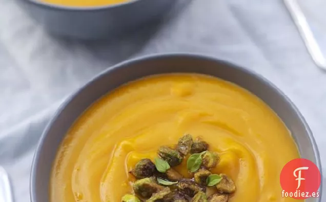 Sopa Cremosa De Coco y Calabaza Con Pistachos Azucarados