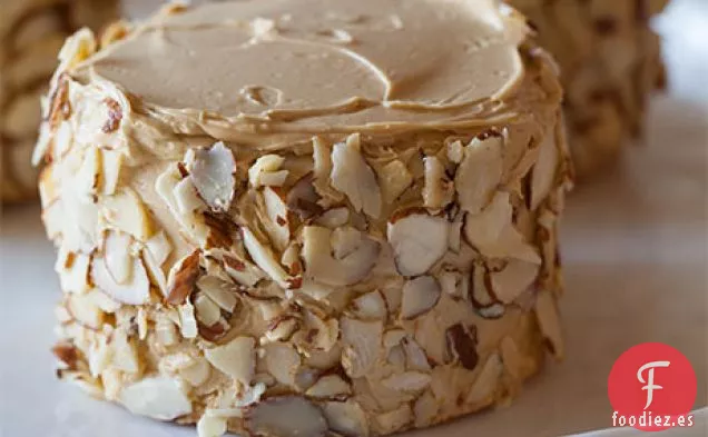 Pequeños Bizcochos Con Crema De Mantequilla De Café Y Almendras Tostadas