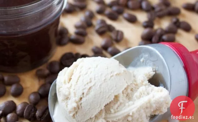 Helado De Café Con Salsa De Chocolate Caliente