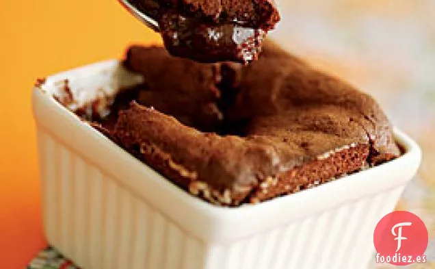 Pasteles De Soufflé De Chocolate Negro Con Salsa De chocolate Espresso