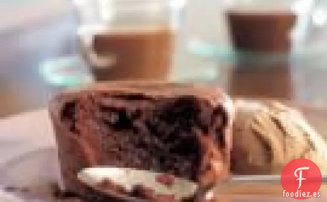 Pastel De Chocolate Con Centro Suave Y Helado De Espresso