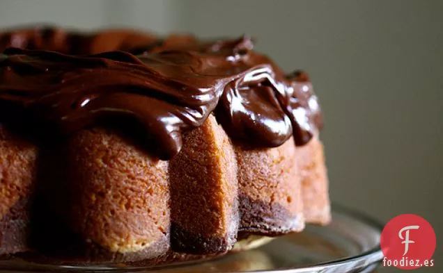 Pastel De Mármol De Avellanas De Moca Con Ganache De Crema Agria De Moca