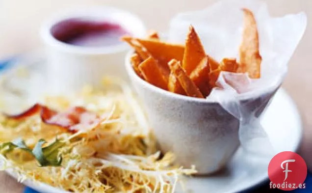 Geles De Arándano Con Ensalada Frisée, Papas Fritas De Calabaza Y Tocino Caliente