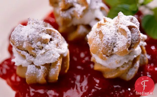 Profiteroles Con Especias De Calabaza Y Compota De Arándano Caliente