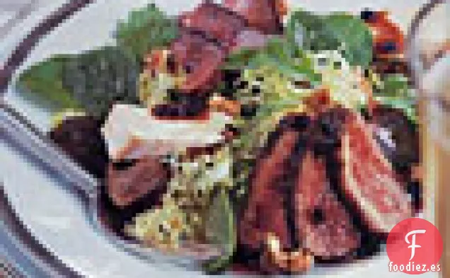 Ensalada De Pato Con Tostadas De Queso Y Salsa De Grosella De Oporto