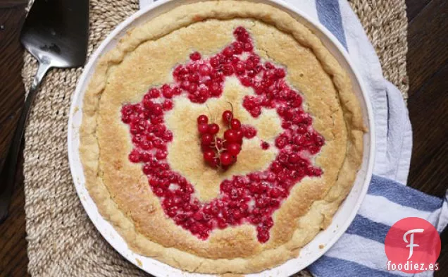 Pastel De Coco Pegajoso Con Grosellas Rojas