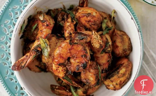 Pelar y Comer Camarones con Especias para Barbacoa