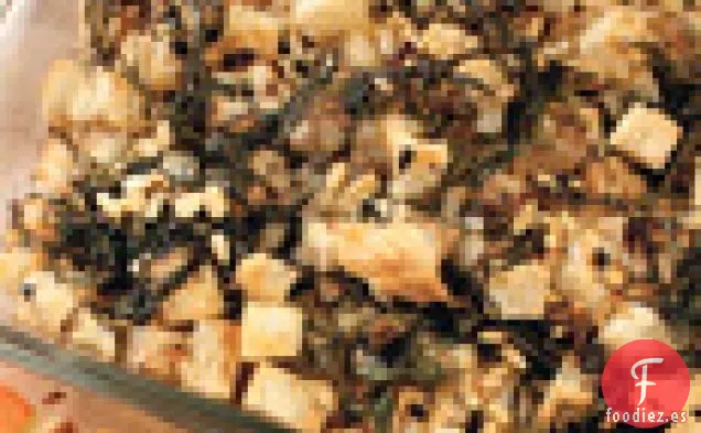 Relleno de Pan Rústico con Hojas de Mostaza Roja, Grosellas y Piñones