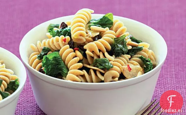 Fusilli con Hojas de Mostaza y Grosellas