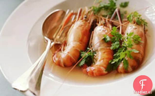 Camarones Fritos En Caldo De Perifollo De Tomate
