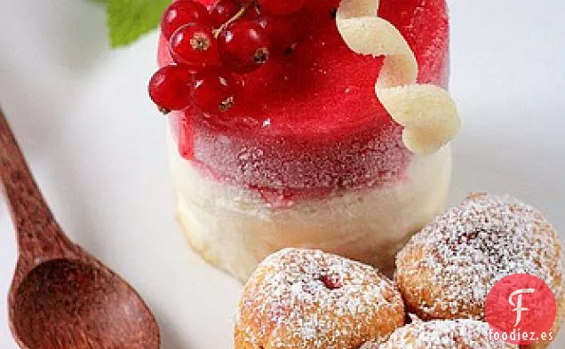 Sorbete De Grosella Roja Y Helado Faisselle Con Fresas Fritas