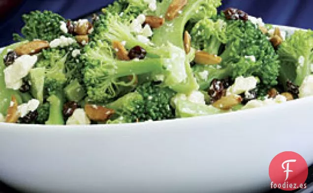 Ensalada De Brócoli Con Queso Feta, Almendras fritas con aceite de oliva y Grosellas