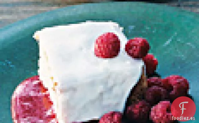 Pastel De Yogur Con Salsa De Frambuesa De Grosella