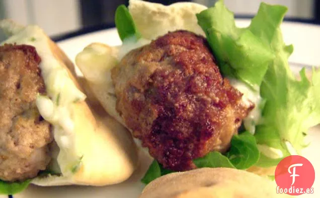 Mini Hamburguesas De Cordero En Mini Pitas Con Tzatziki