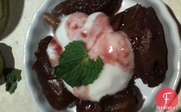 Cardamomo y Vino Tinto Dátiles Escalfados Con Yogur De Azahar