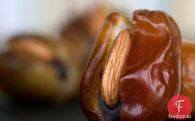Dátiles Rellenos De Crema De Chocolate Y Almendras