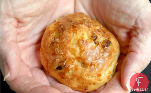 Gougères De Queso Cheddar Con Dátiles Y Piñones