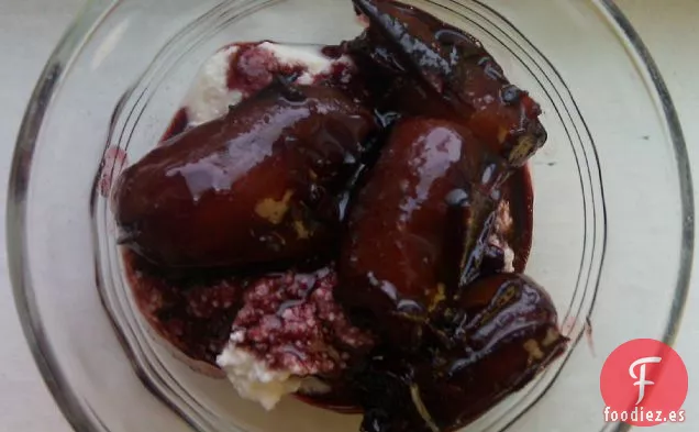 Dátiles Escalfados En Vino Especiado Cucharaditas Sobre Ricotta Fresca