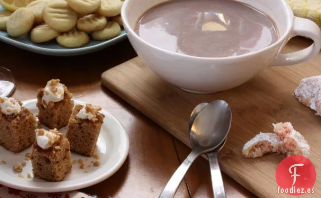 Bocados De Budín De Caramelo Pegajoso Con Crema Fresca
