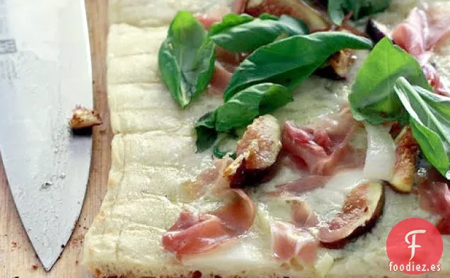 Pizza A La Parrilla Con Higos, Gorgonzola, Jamón Y Albahaca