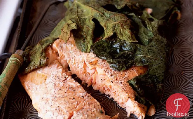 Filete de Salmón al Horno en Hojas de Higuera con Patatas con Ajo