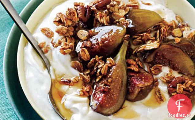 Granola con Yogur Perfumado con Miel e Higos Horneados