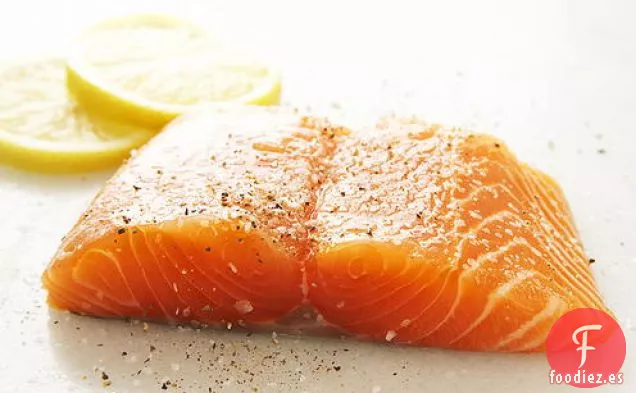 Salmón y Patatas Asadas sobre Hojas de Higo con Ensalada de Higos Frescos