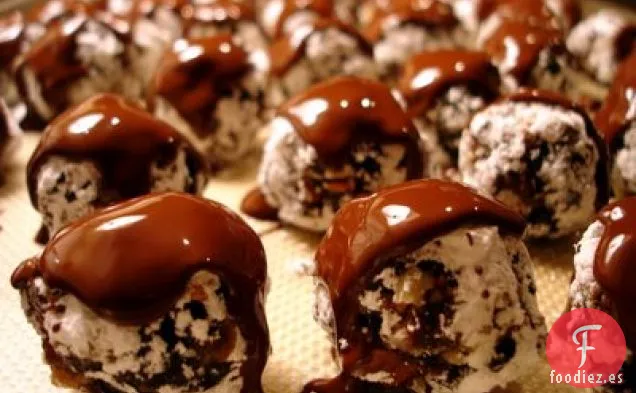 Bolas de frutas y nueces bañadas en chocolate
