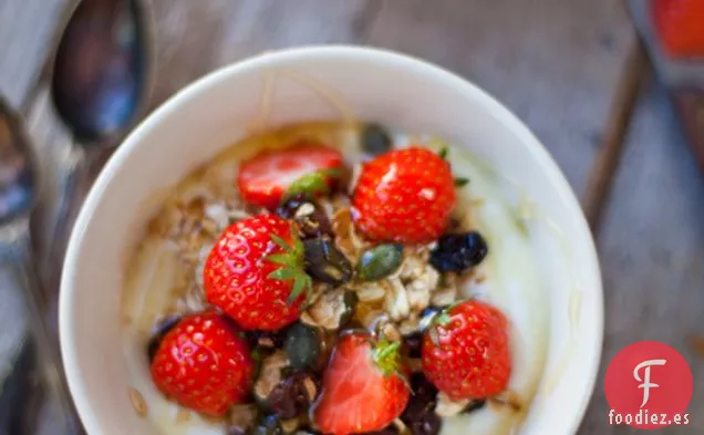 Fresas Con Granola Casera, Miel Y Yogur