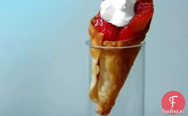 Fresas De Hielo En Conos De Wonton Dulces