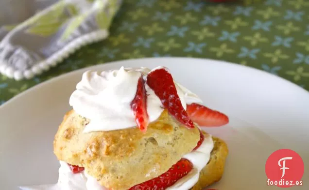 Tarta De Fresa Vegana Con Crema Batida