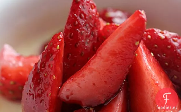 Flanes De Queso De Cabra Con Fresas En Almíbar De Vino Tinto