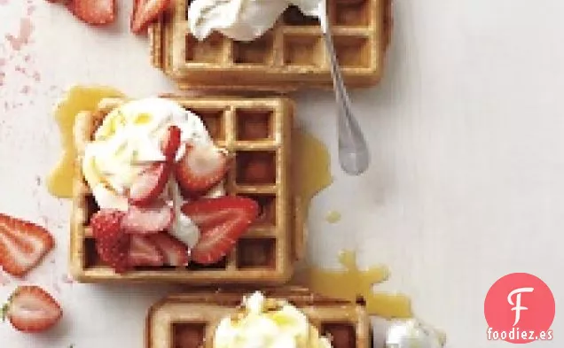 Gofres Integrales Con Fresas En Rodajas Y Yogur