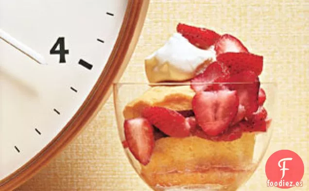 Pasteles De Leche Calientes Con Fresas Y Nata