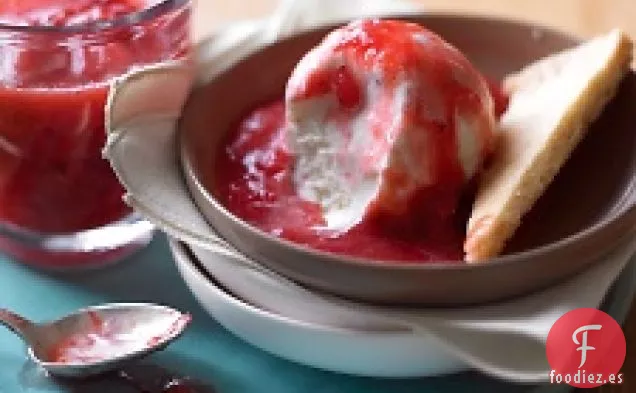 Helados de fresa y ruibarbo