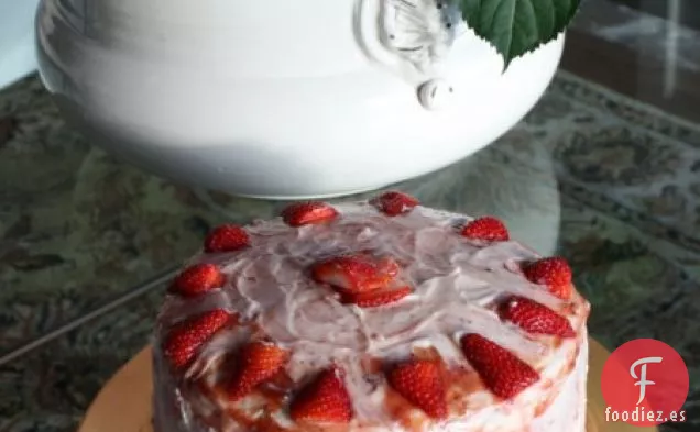 Pastel De Vainilla Con Glaseado De Crema De Fresa
