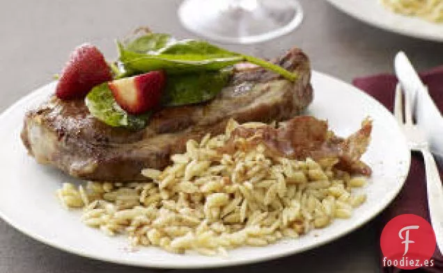 Chuletas De Cerdo Con Ensalada De Fresas Balsámicas Y Orzo De Piñones