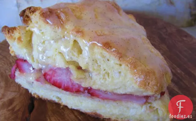 Bollos De Tarta De Fresa Con Glaseado De Vainilla