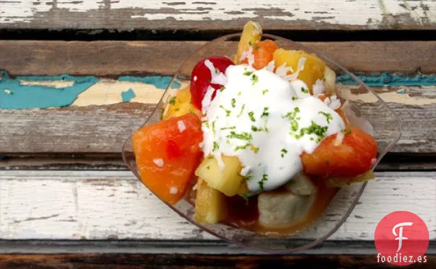 Ensalada De Frutas Tropicales Con Salsa Cremosa De Lima