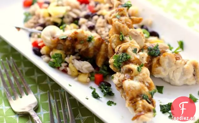 Pinchos De Pollo Con Mango Pegajoso Con Frijoles Negros y Piña Marrón