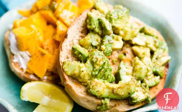 Bagel de Guaca y mango
