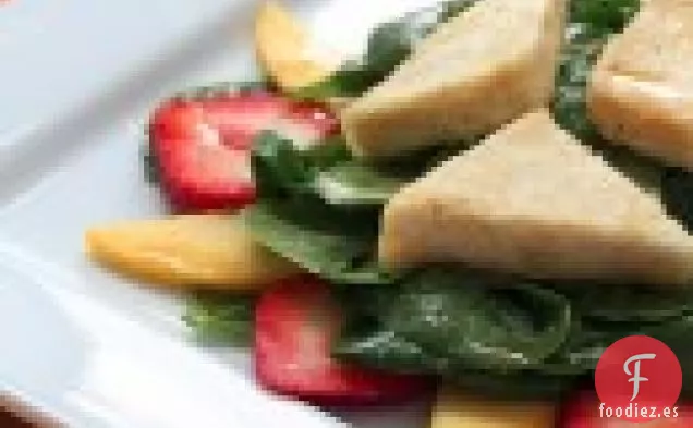 Ensalada Crujiente de Tofu, Fresa y Mango