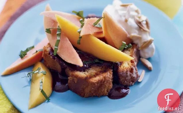 Pastel a la Parrilla con Salsa de Chocolate Mexicano y Frutas Tropicales