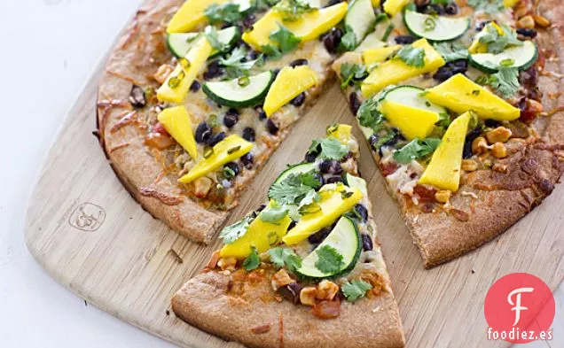 Pizza de Mango Picante con Frijoles Negros y Calabacín