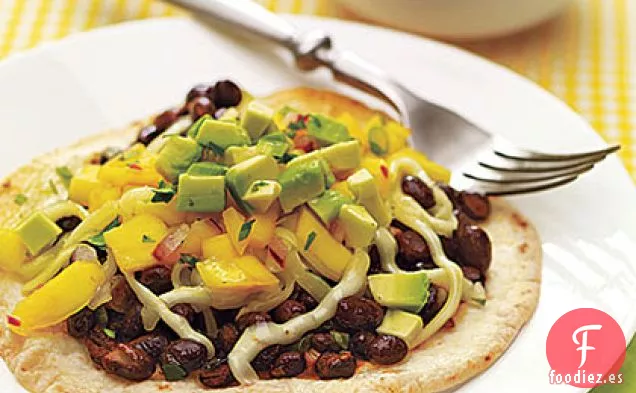 Tostadas de Frijoles Negros y Mango